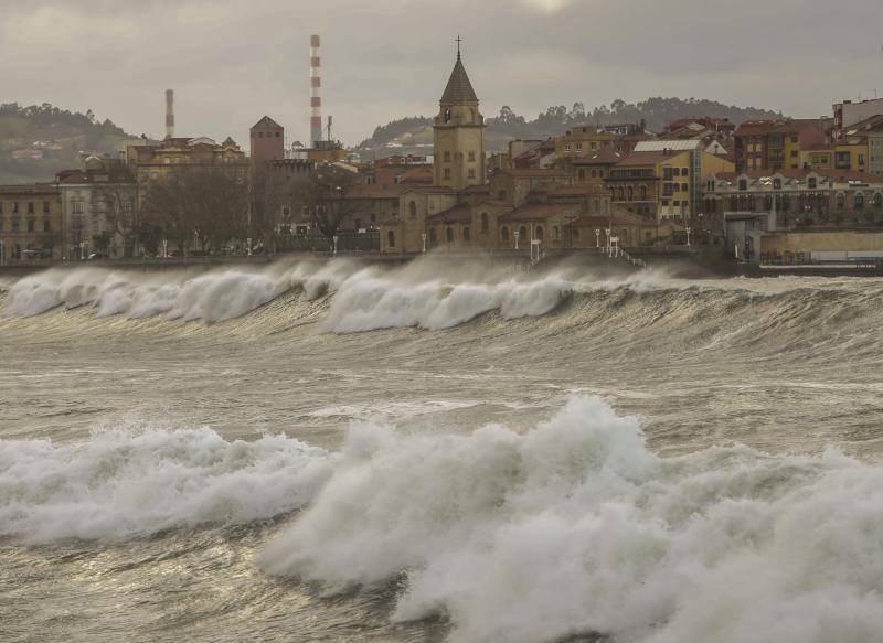 La jornada de lluvia, viento y fenómenos costeros en la región ha tenido este viernes su principal reflejo en las carreteras del Suroccidente, con varios desprendimientos. La costa asturiana mantiene la alerta naranja por oleaje.