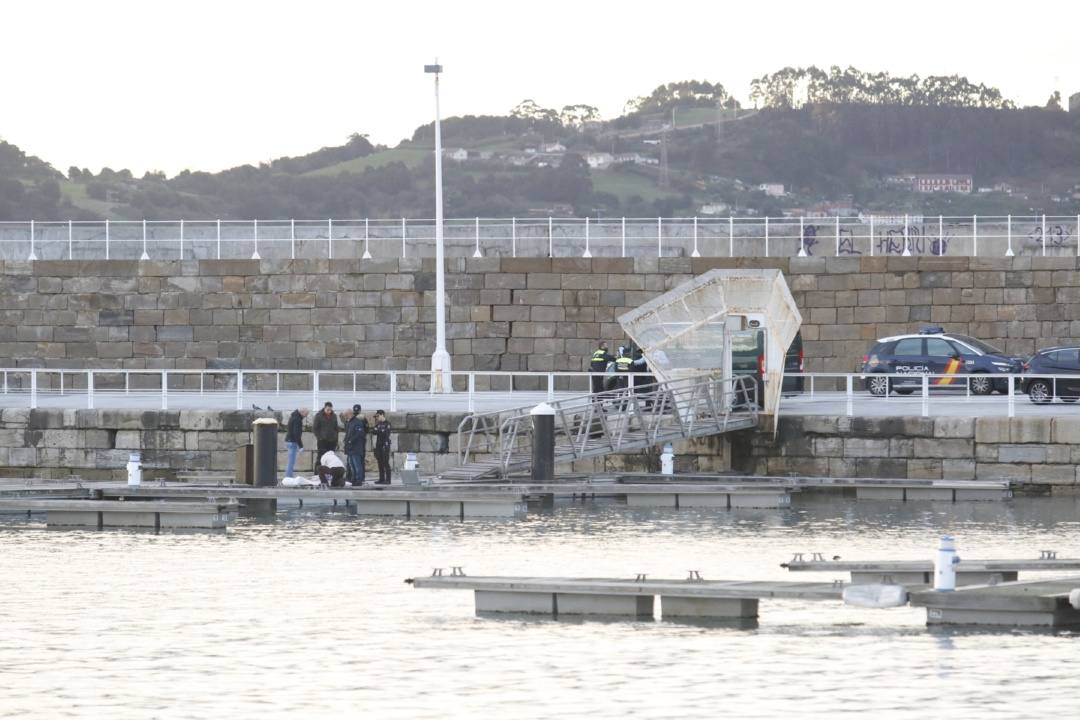 Hallan a primera hora de la tarde de este sábado el cuerpo sin vida de un varón frente al dique, por el lado del rompeolas.