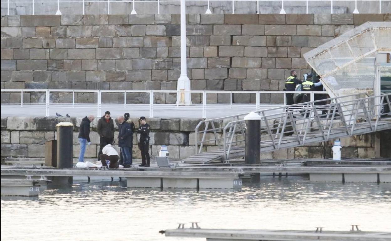 Rescate del cadáver de un hombre en el Puerto Deportivo.