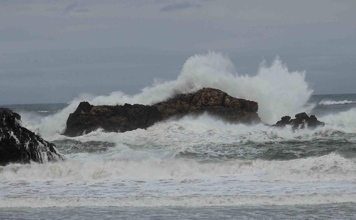 Oleaje en Llanes este viernes.