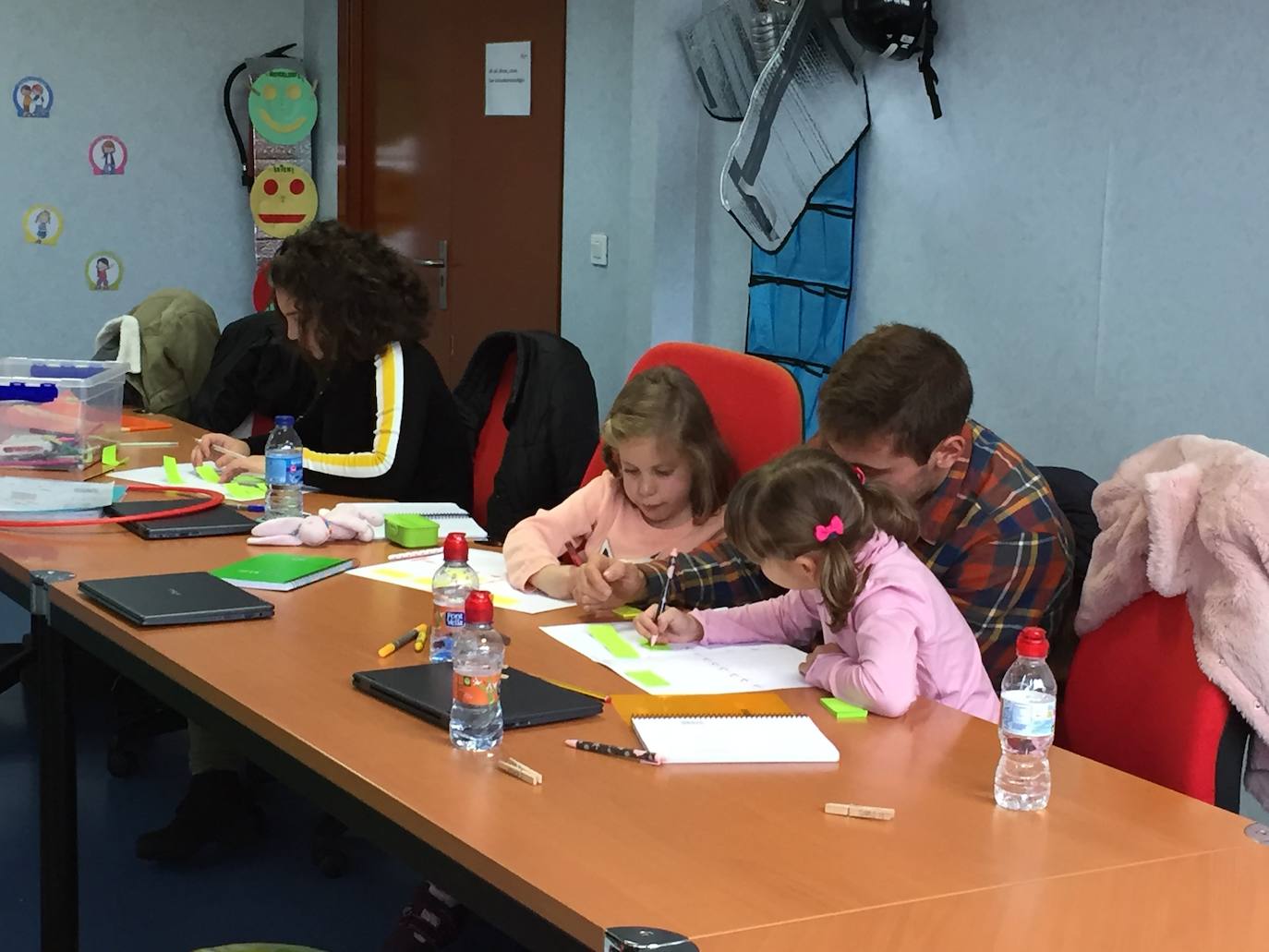 El ingeniero Pedro Carrillo pone en marcha en Gijón una escuela que busca «un cambio cultural» en la educación desde etapas tempranas.