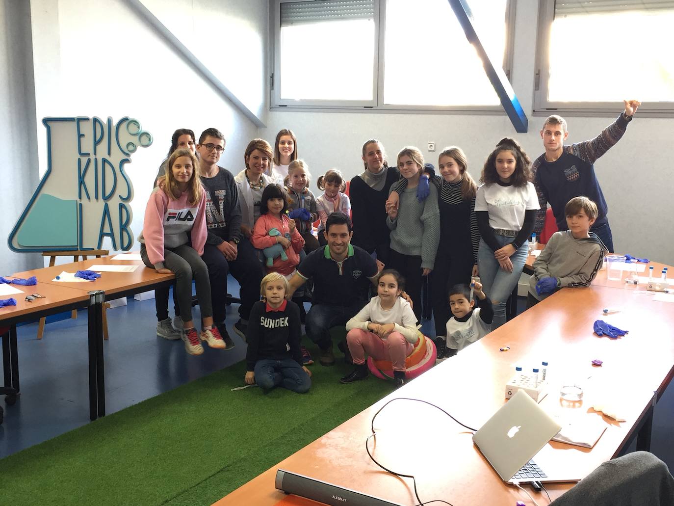 El ingeniero Pedro Carrillo pone en marcha en Gijón una escuela que busca «un cambio cultural» en la educación desde etapas tempranas.