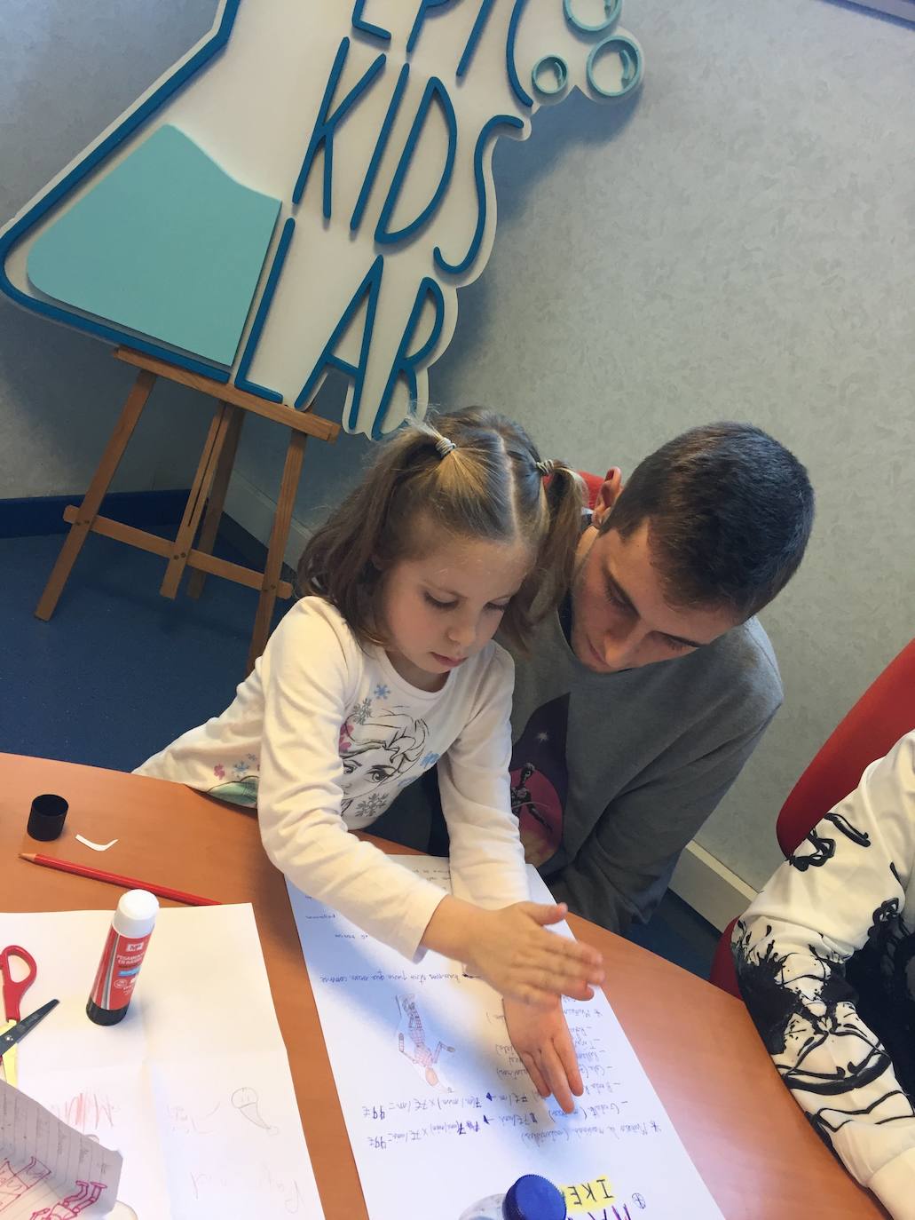 El ingeniero Pedro Carrillo pone en marcha en Gijón una escuela que busca «un cambio cultural» en la educación desde etapas tempranas.