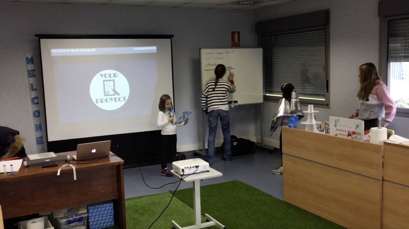 El ingeniero Pedro Carrillo pone en marcha en Gijón una escuela que busca «un cambio cultural» en la educación desde etapas tempranas.