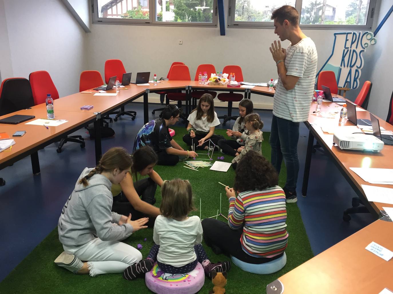 El ingeniero Pedro Carrillo pone en marcha en Gijón una escuela que busca «un cambio cultural» en la educación desde etapas tempranas.