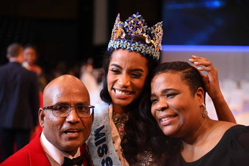 La candidata de Jamaica, Toni-Ann Singh, fue coronada hoy, sábado, como la nueva Miss Mundo 2019, en una ceremonia celebrada en la ciudad de Londres.