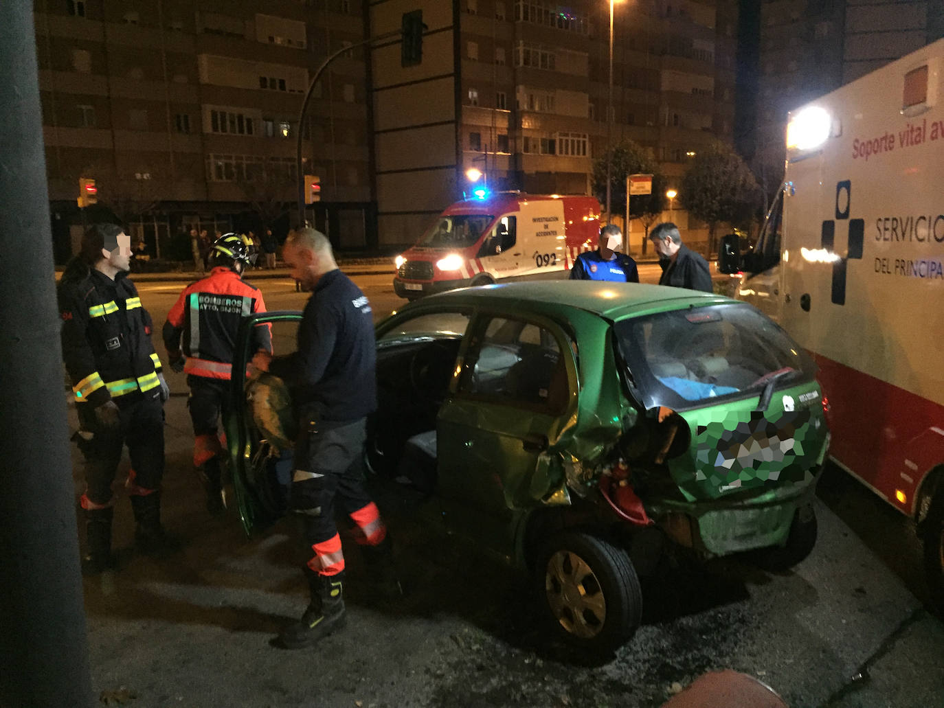 Un coche se empotró contra otro que estaba parado en un semáforo en la calle Gaspar García Laviana