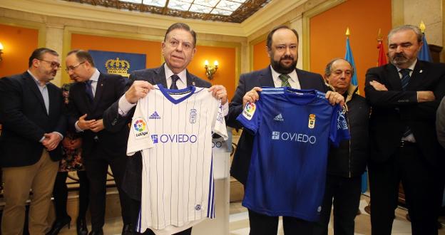 El alcalde, Alfredo Canteli, y el presidente del Club, Jorge Menéndez Vallina, muestran las nuevas camisetas. 