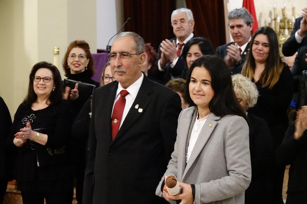 Tino Sierra y María González durante la entrega. 