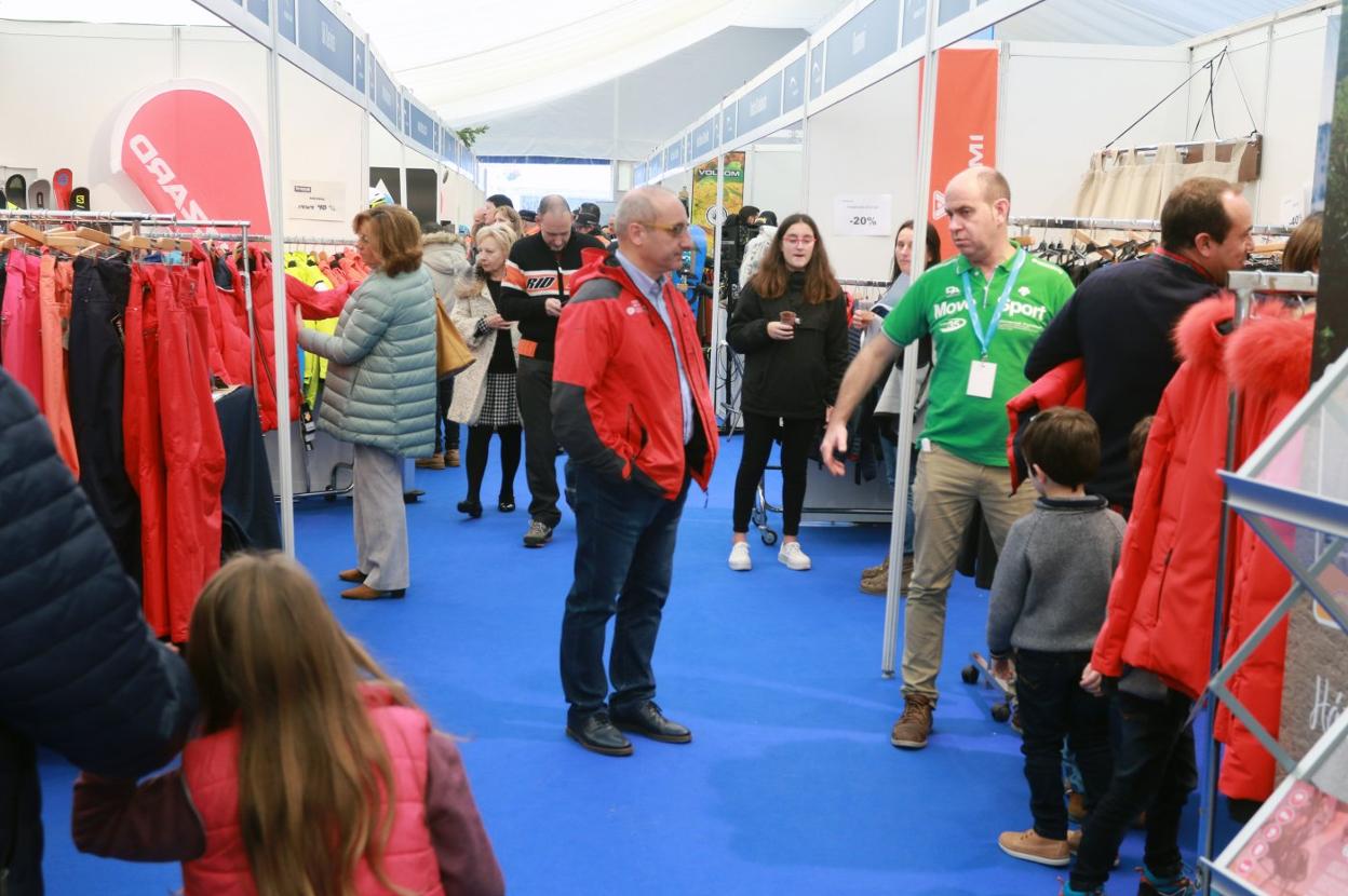 El director de Fuentes de Invierno, Jorge Fernández, conversa con el empresario David Argüelles en la feria Nevaria. 