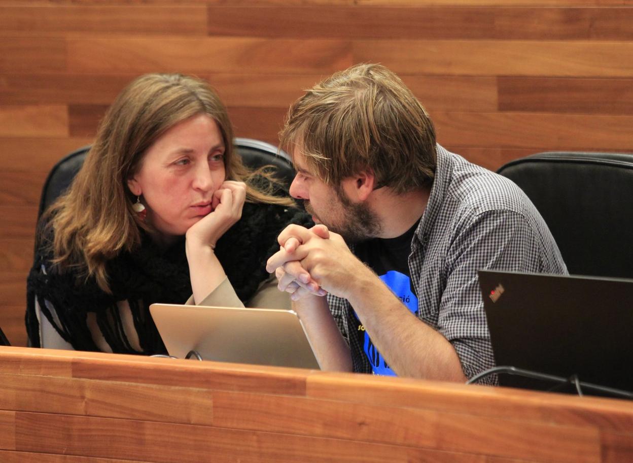 La portavoz de Podemos y el secretario general de la formación, Lorena Gil y Daniel Ripa. 