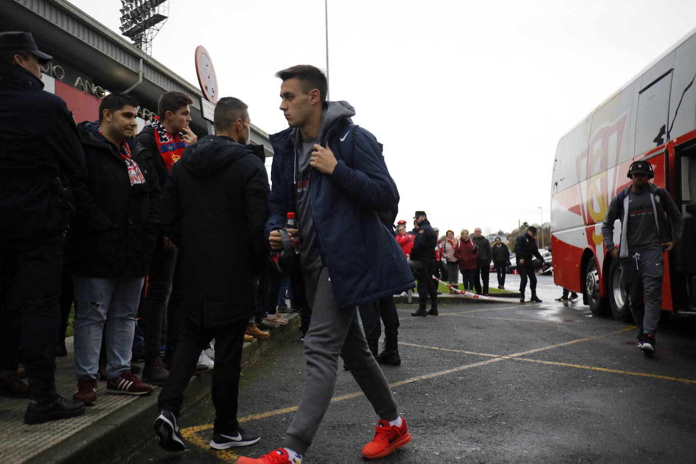 El equipo rojiblanco busca el reenganche, con Manu García y sin el avilesino Berto, ante unos 1.500 aficionados gijoneses.