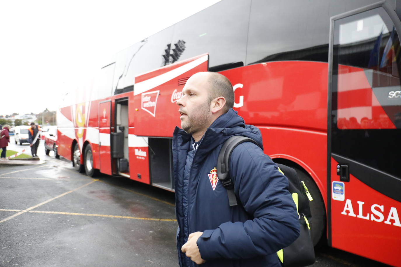 El equipo rojiblanco busca el reenganche, con Manu García y sin el avilesino Berto, ante unos 1.500 aficionados gijoneses.