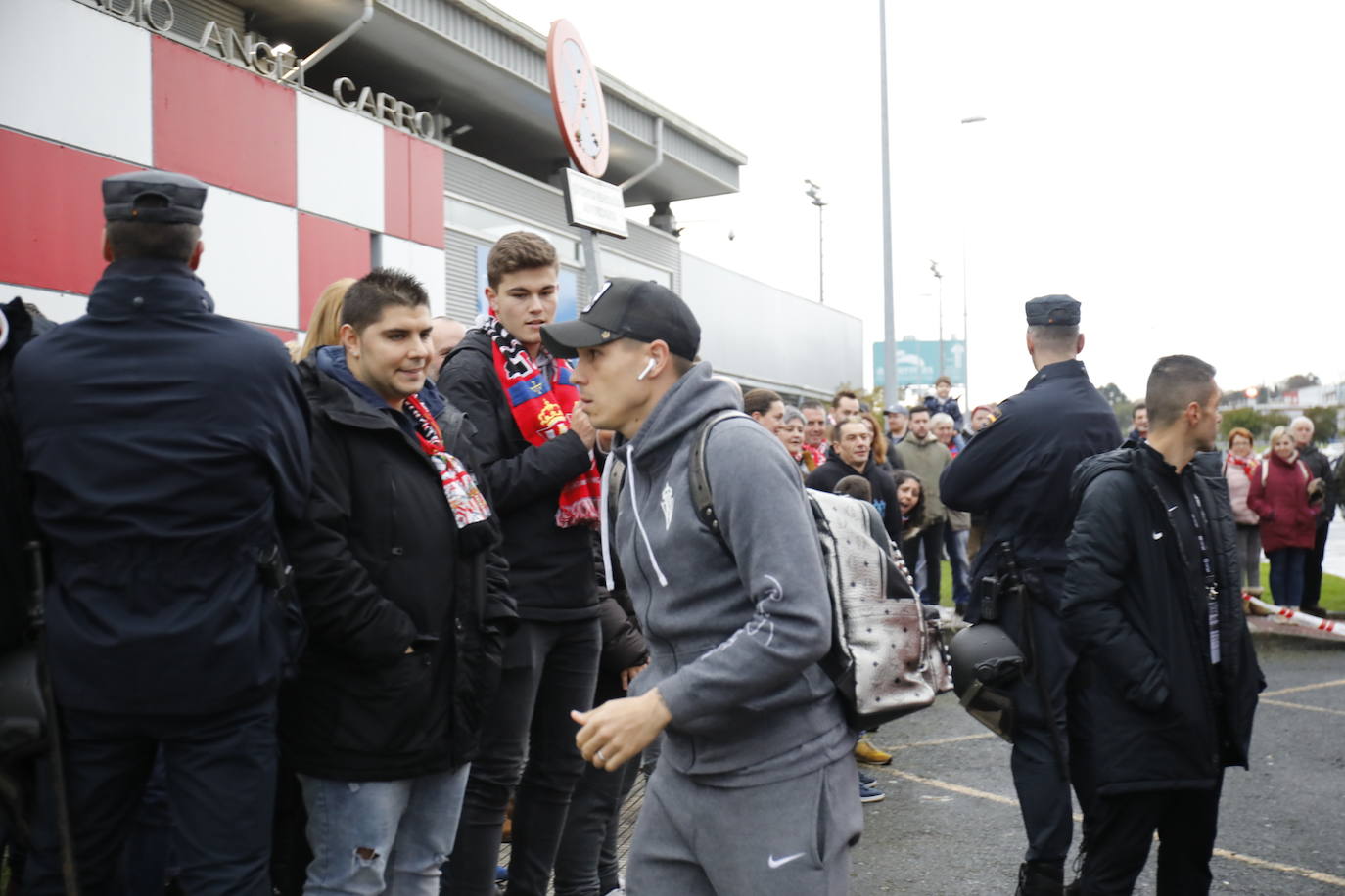 El equipo rojiblanco busca el reenganche, con Manu García y sin el avilesino Berto, ante unos 1.500 aficionados gijoneses.