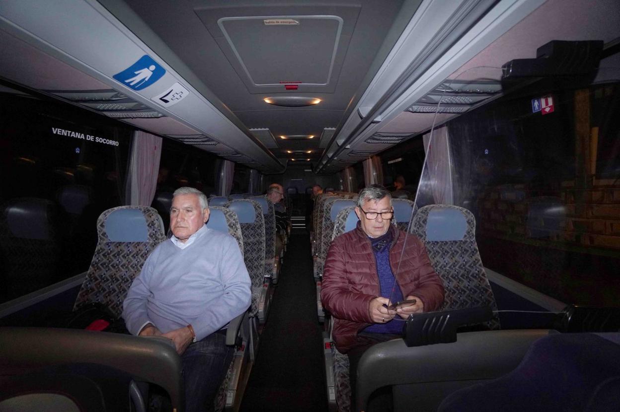 Pasajeros de la línea Oviedo-Santander, en el interior del autobús que les trasladó desde Llanes a Cantabria. 