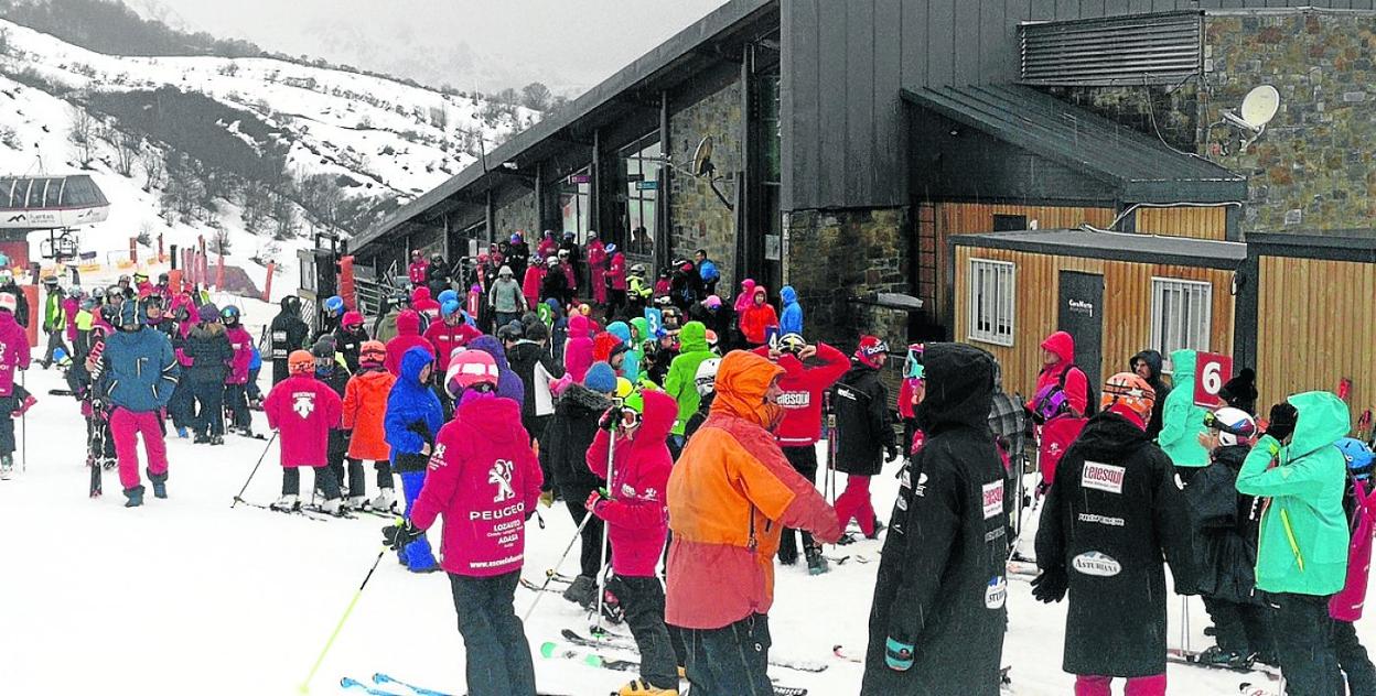 Decenas de esquiadores, ayer, junto a la escuela de la estación allerana de Fuentes de Invierno. 
