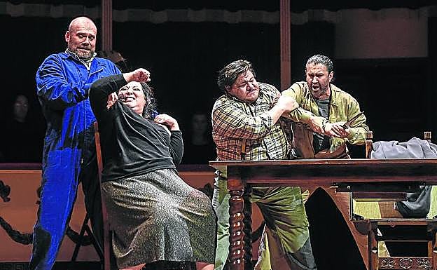 Los protagonistas, durante el primer acto de 'Pagliacci'.