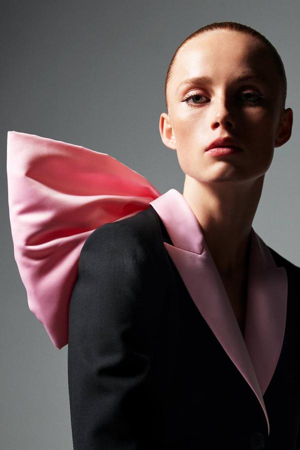 Blazer tipo vestido con detalle de lazo combinado en la espalda, 89,95 euros (Zara).