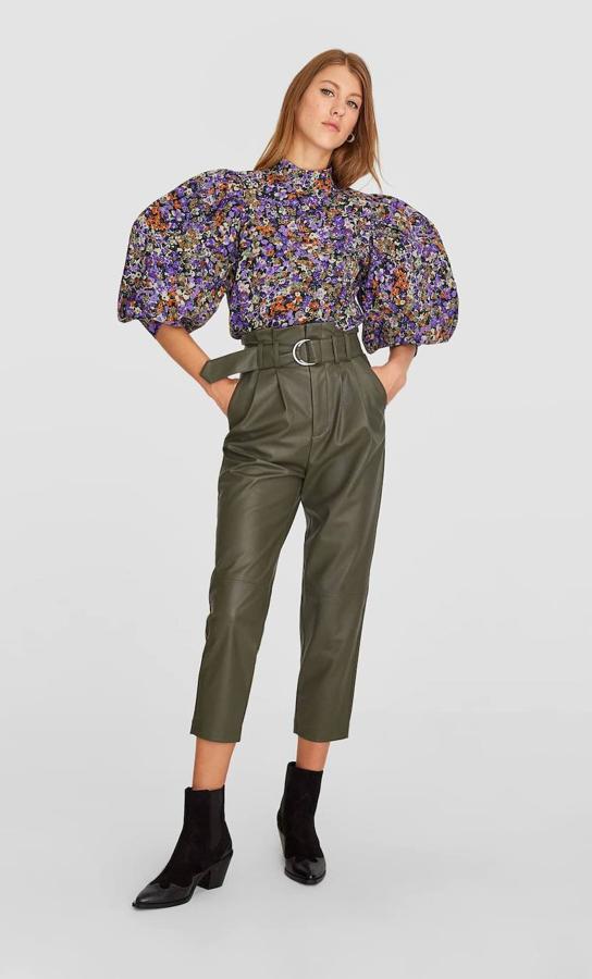Blusa estampada con mangas abullonadas y cuello subido, 25,99 euros (Stradivarius).