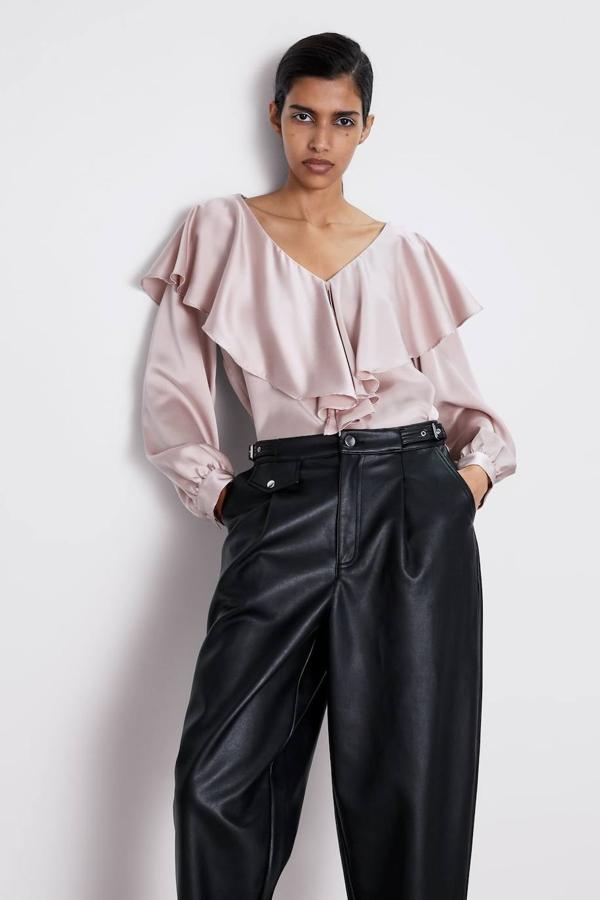 Blusa satinada en color pastel y con detalle de volante en el escote, 22,95 euros (Zara).