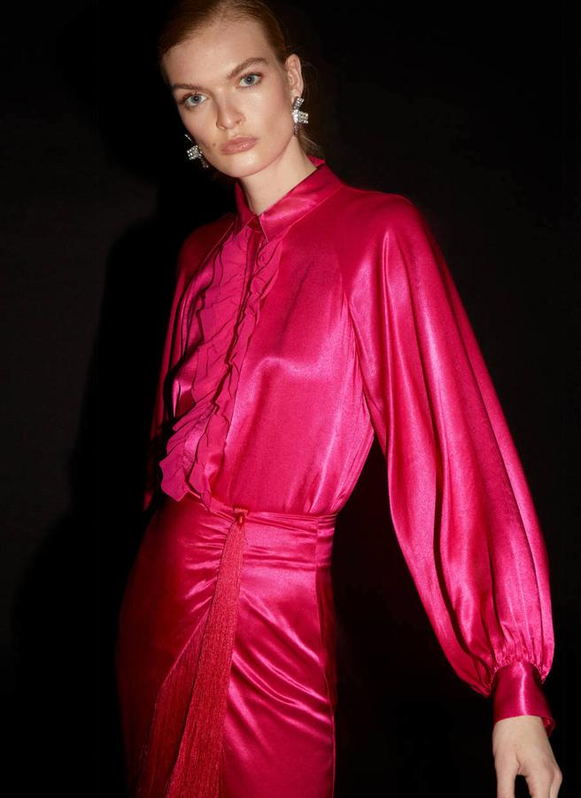 Camisa fucsia estilo victoriano con detalle de volantes, 89 euros (Uterqüe).