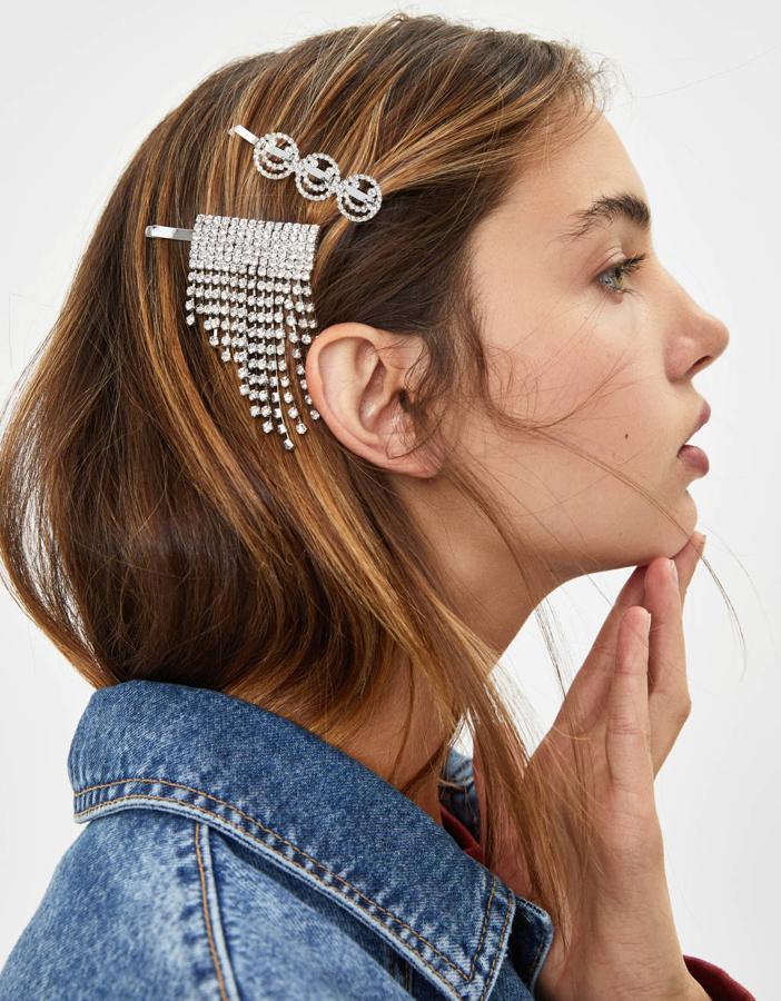 Set de clips con detalle de brillos y en color plata, 7,99 euros (Bershka).