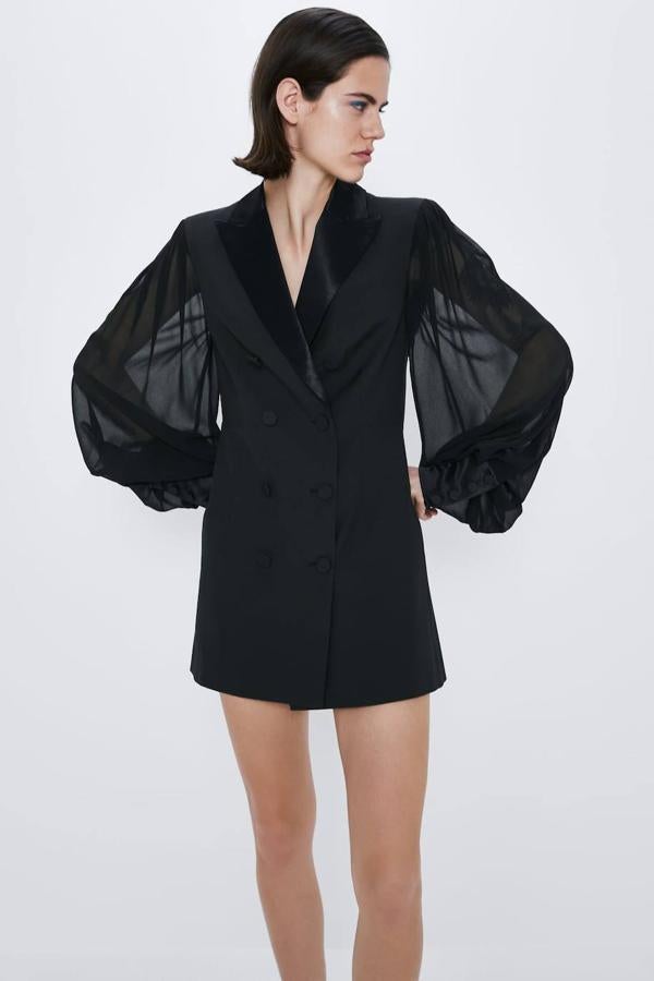Vestido tipo blazer con mangas semitransparentes y con volumen en color negro, 79,95 euros (Zara).