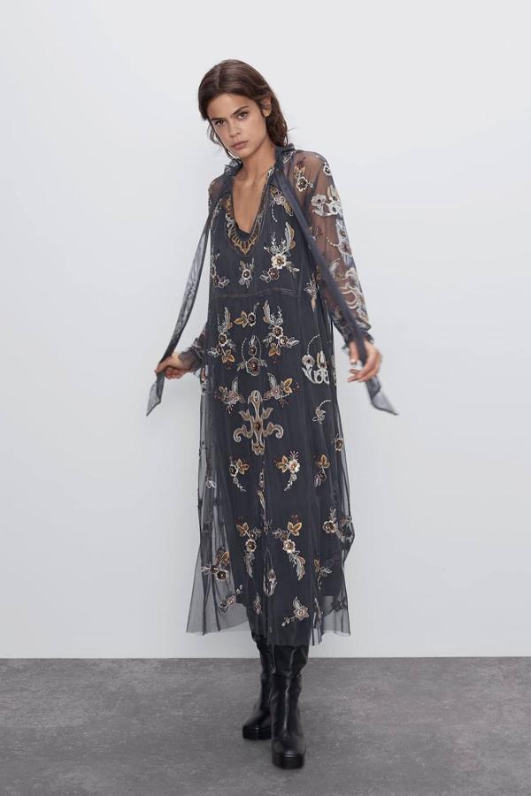 Vestido con detalle de bordados, detalles semitransparentes y lazada en el cuello, 79,95 euros (Zara).