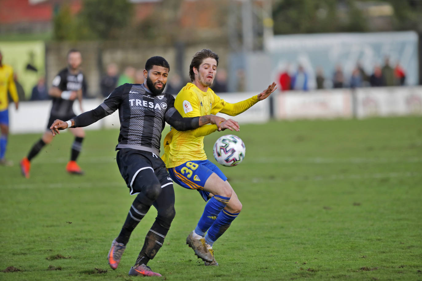 Un gol de David Querol dio la victoria al Cádiz, líder destacado de Segunda División, pese al buen partido del Lealtad, primero en Tercera Asturiana. 