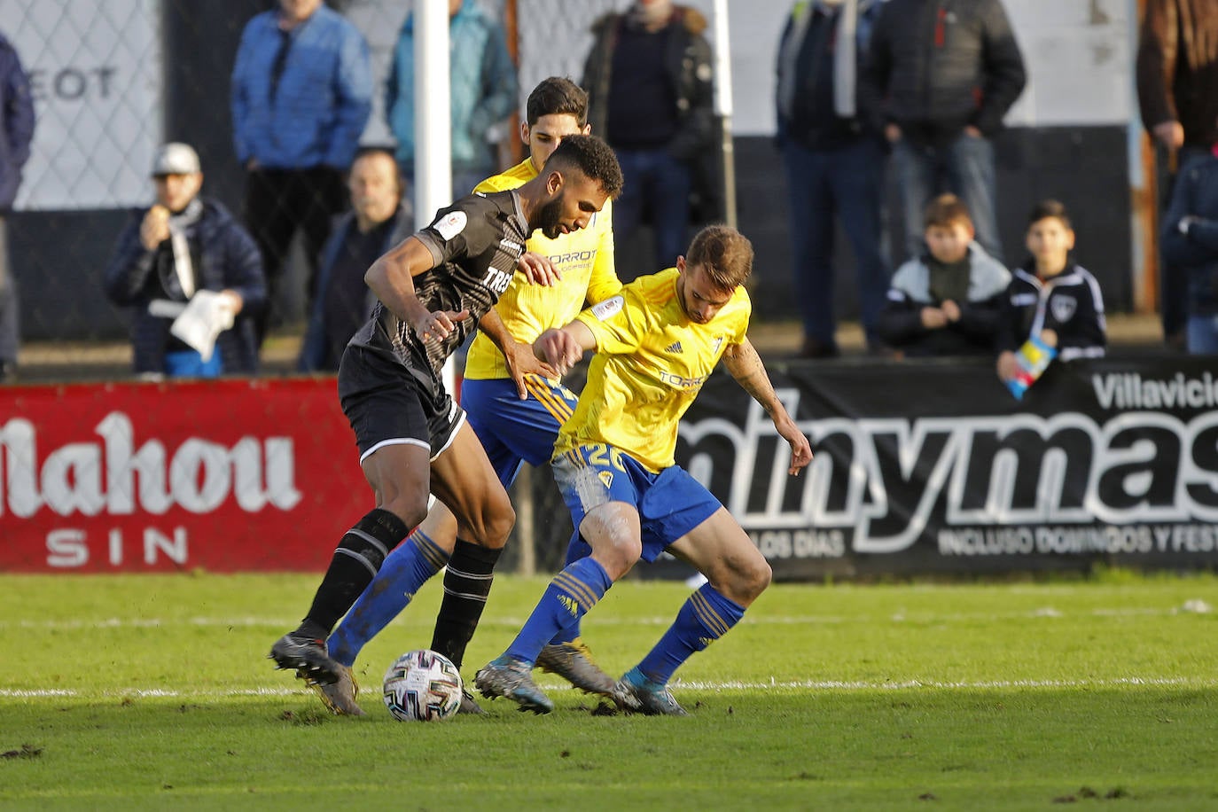 Un gol de David Querol dio la victoria al Cádiz, líder destacado de Segunda División, pese al buen partido del Lealtad, primero en Tercera Asturiana. 