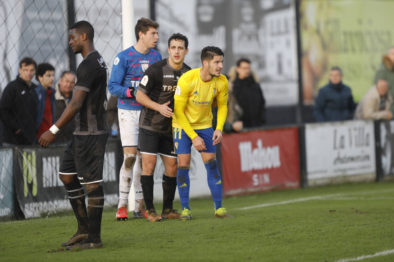 Un gol de David Querol dio la victoria al Cádiz, líder destacado de Segunda División, pese al buen partido del Lealtad, primero en Tercera Asturiana. 