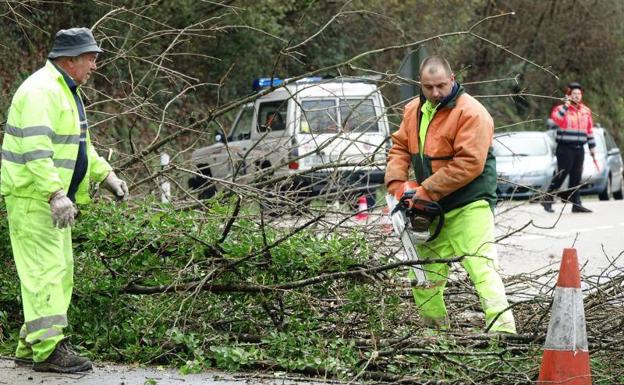 Tres vecinos regulan una hora el tráfico en la N-634 para evitar un accidente tras un argayu