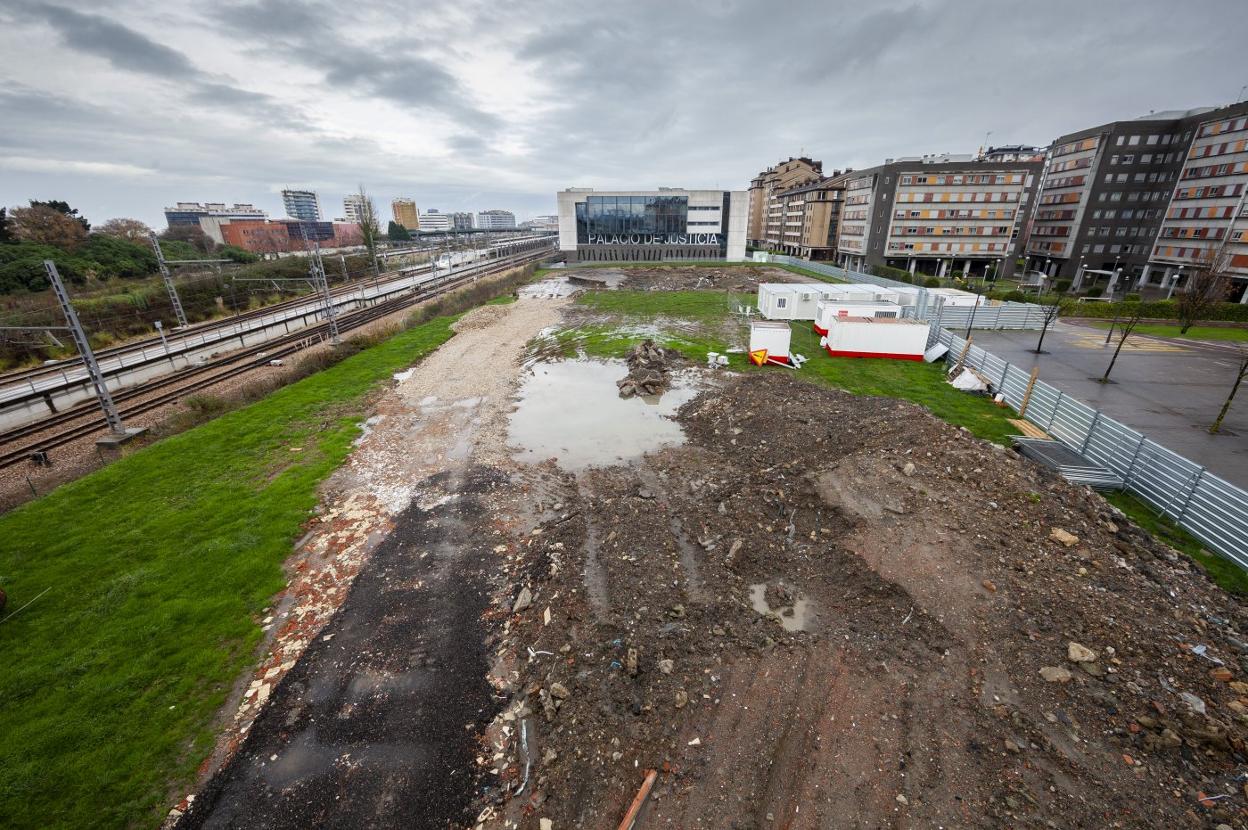 Estado actual del solar donde se interrumpió la excavación tras aparecer hormigón. 