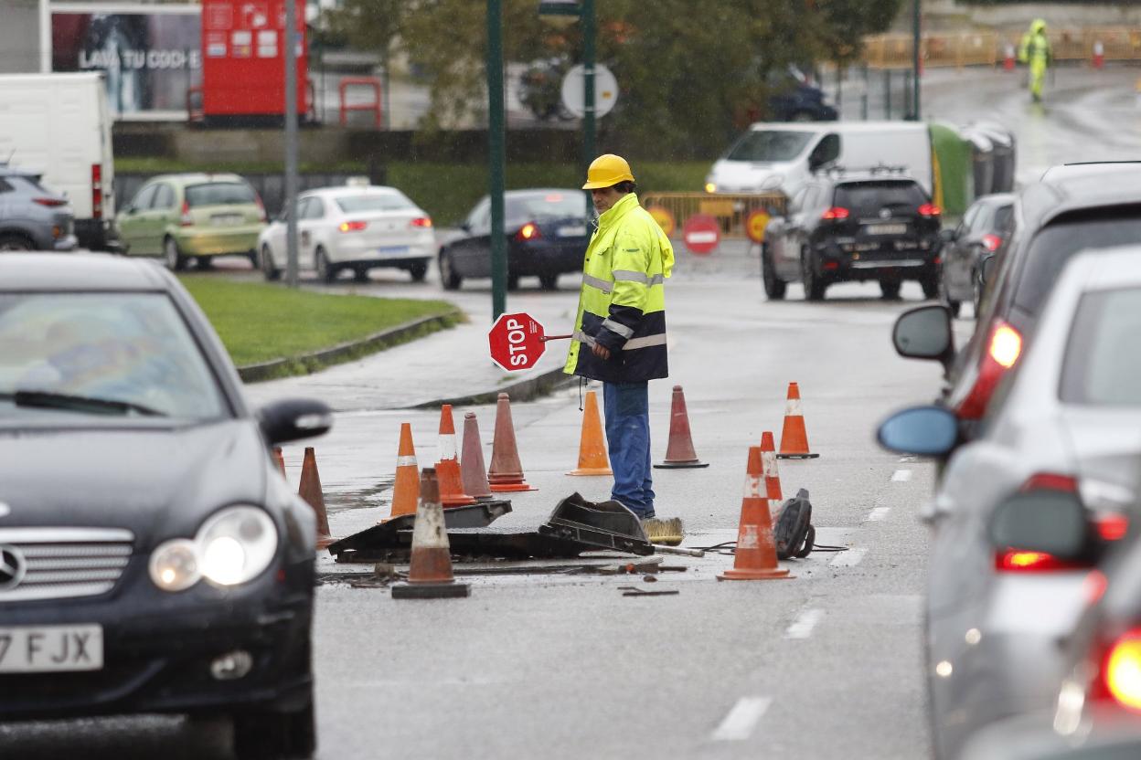 Colocación ayer de pivotes de obra en Anselmo Solar. 