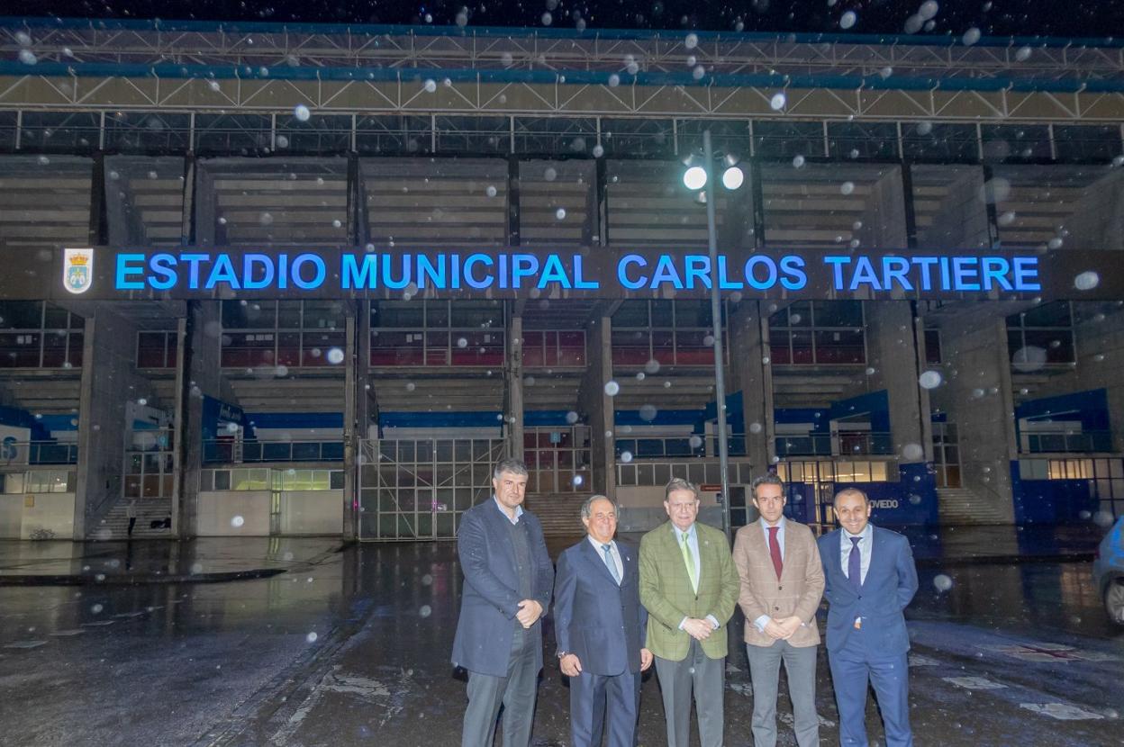 César Martín, Federico González, Alfredo Canteli, Nacho Cuesta y Fernando Corral ante el coliseo carbayón. 