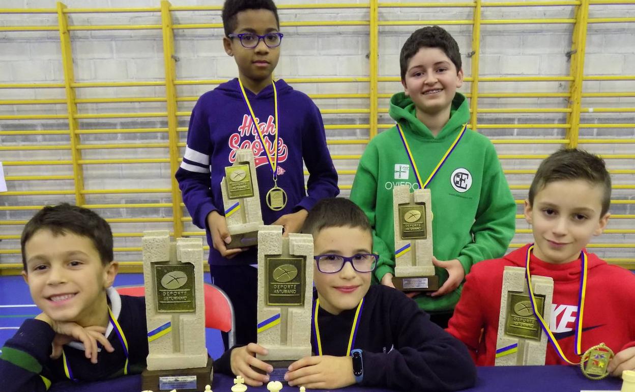 Mateo Menéndez, Javier González, Lionel Sierra y, detrás, Aitor Siscar y Miguel Suárez, nuevos campeones escolares 