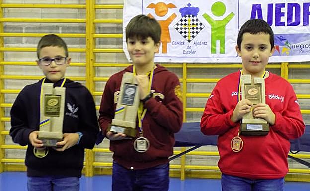 Javier González, Iván López y Álvaro Biempica, podio sub 10 