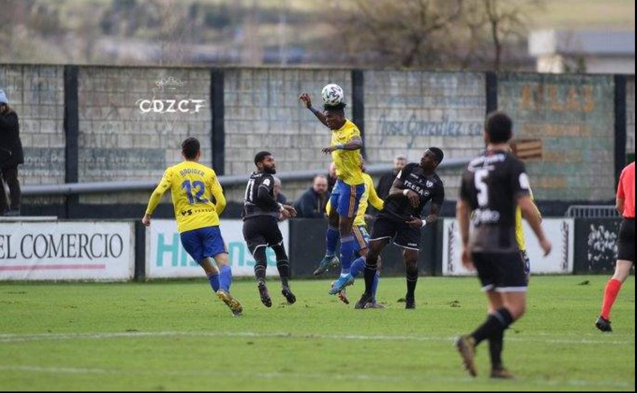 Partido disputado entre el Lealtad y el Cádiz en Les Caleyes. 