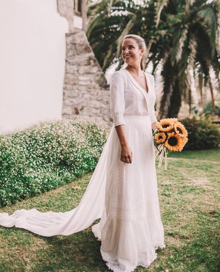 Marta Pombo tampoco defraudó en su boda con este diseño nupcial sencillo y bohemio, muy afín a su estilo propio. Un vestido firmado por Claudia Llagostera que no dudó en lucir con una sencilla coleta.