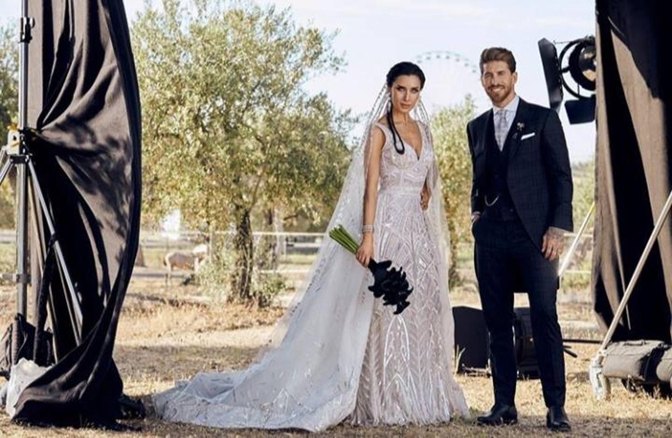 El diseñador libanés Zuhair Murad fue el encargado de diseñar es vestido de novia de Pilar Rubio para su boda con Sergio Ramos. Un vestido que en un principio se pensó que fue un diseño exclusivo para la presentadora, pero que poco después se descubrió que también lo había lucido Heidi Klum en el festival de Cannes de 2018. 