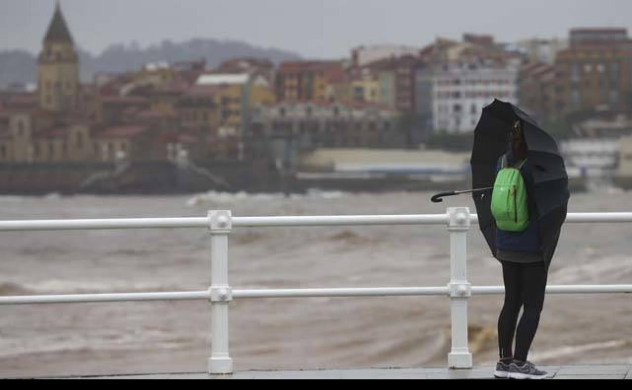 El temporal obliga a cerrar Las Mestas y tiñe de color marrón San Lorenzo con nuevos alivios al río Piles