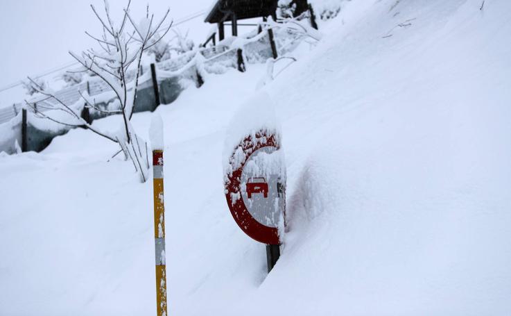 Las imágenes que deja la intensa nieve en Asturias
