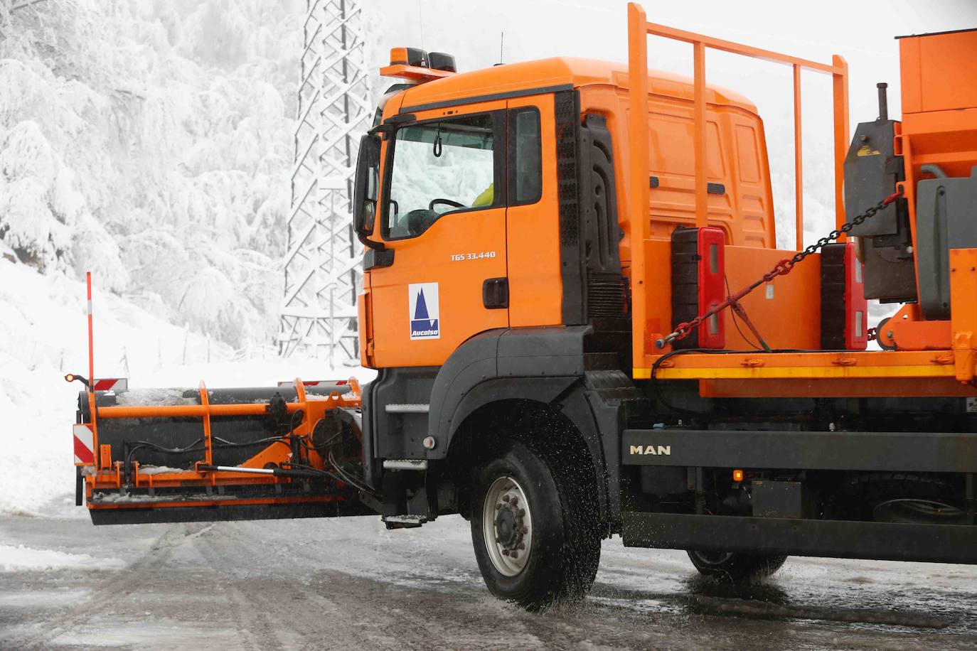 Complicada jornada en la región por las fuertes nevadas y el intenso frío, que mantiene la alerta naranja.