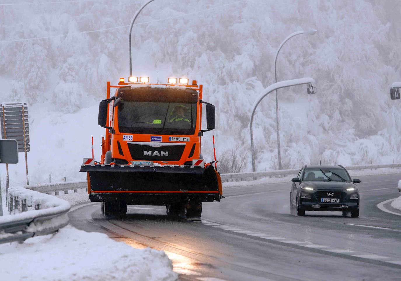 Complicada jornada en la región por las fuertes nevadas y el intenso frío, que mantiene la alerta naranja.