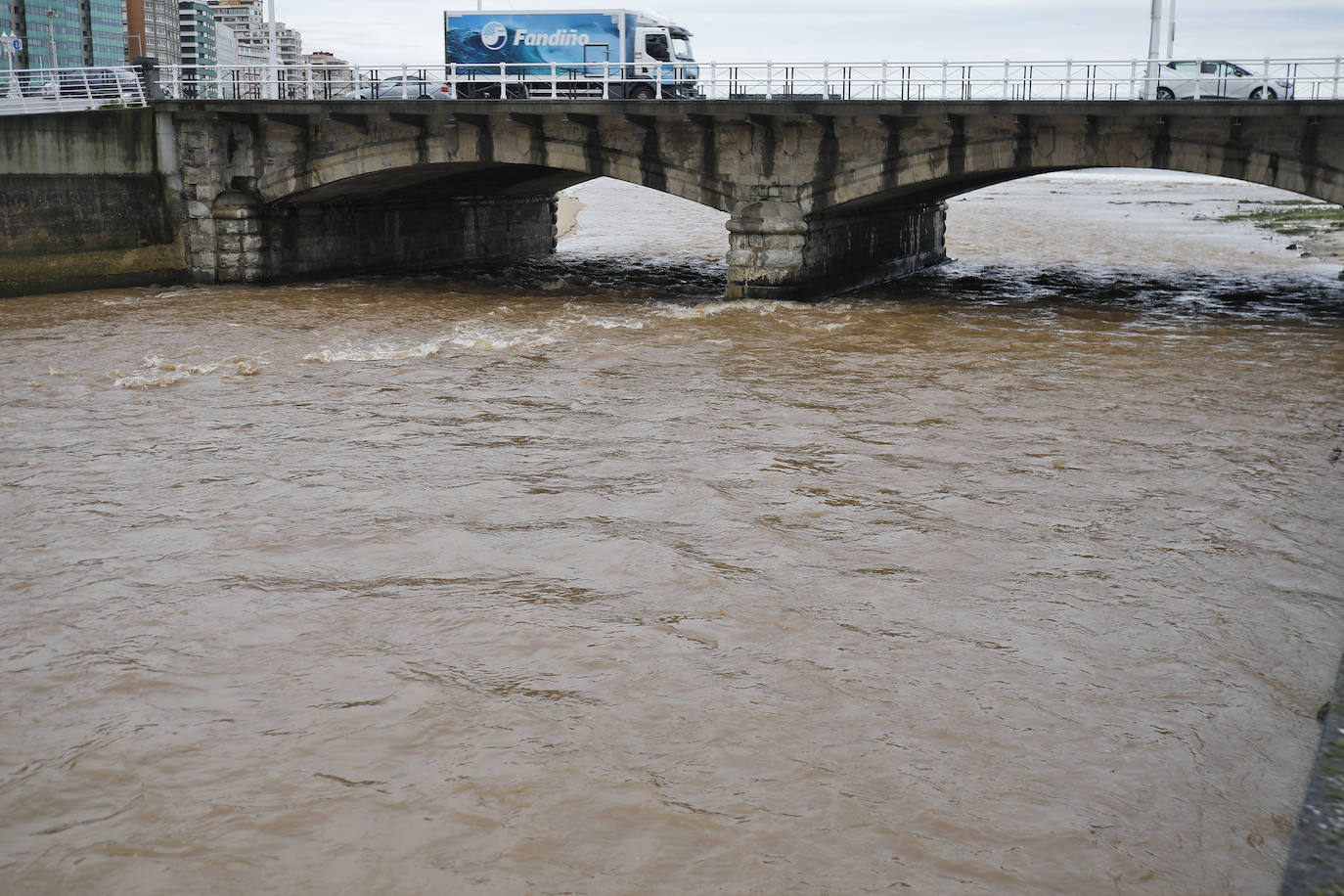 El Piles al límite de su capacidad baja con las aguas turbias y las consecuencias del temporal se dejan ver además en otros puntos de la ciudad.