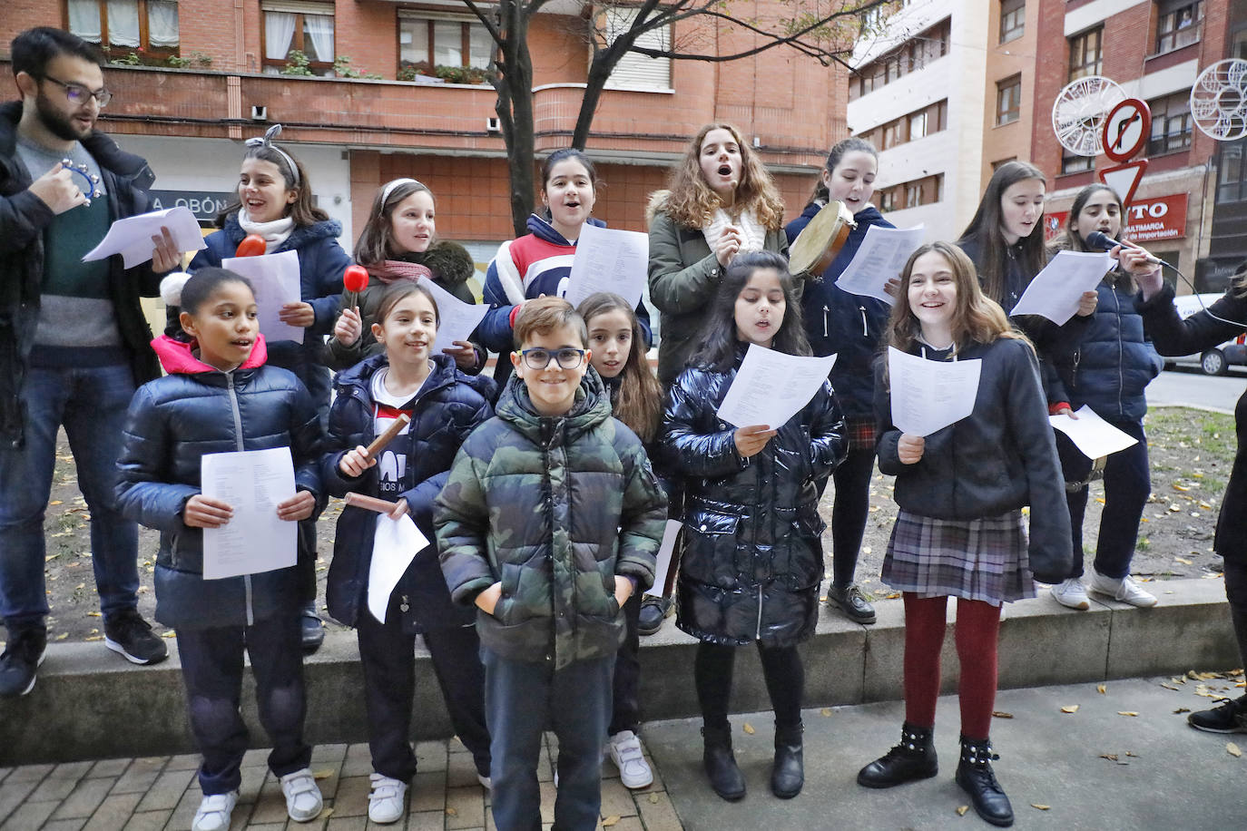 Los estudiantes del colegio Virgen Reina, de Gijón, han entregado 80 kilos de alimentos a la parroquia de La Resurrección. 