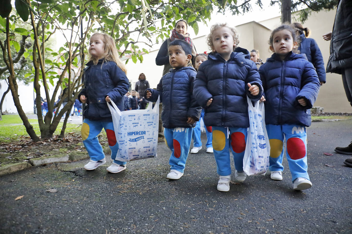 Los estudiantes del colegio Virgen Reina, de Gijón, han entregado 80 kilos de alimentos a la parroquia de La Resurrección. 