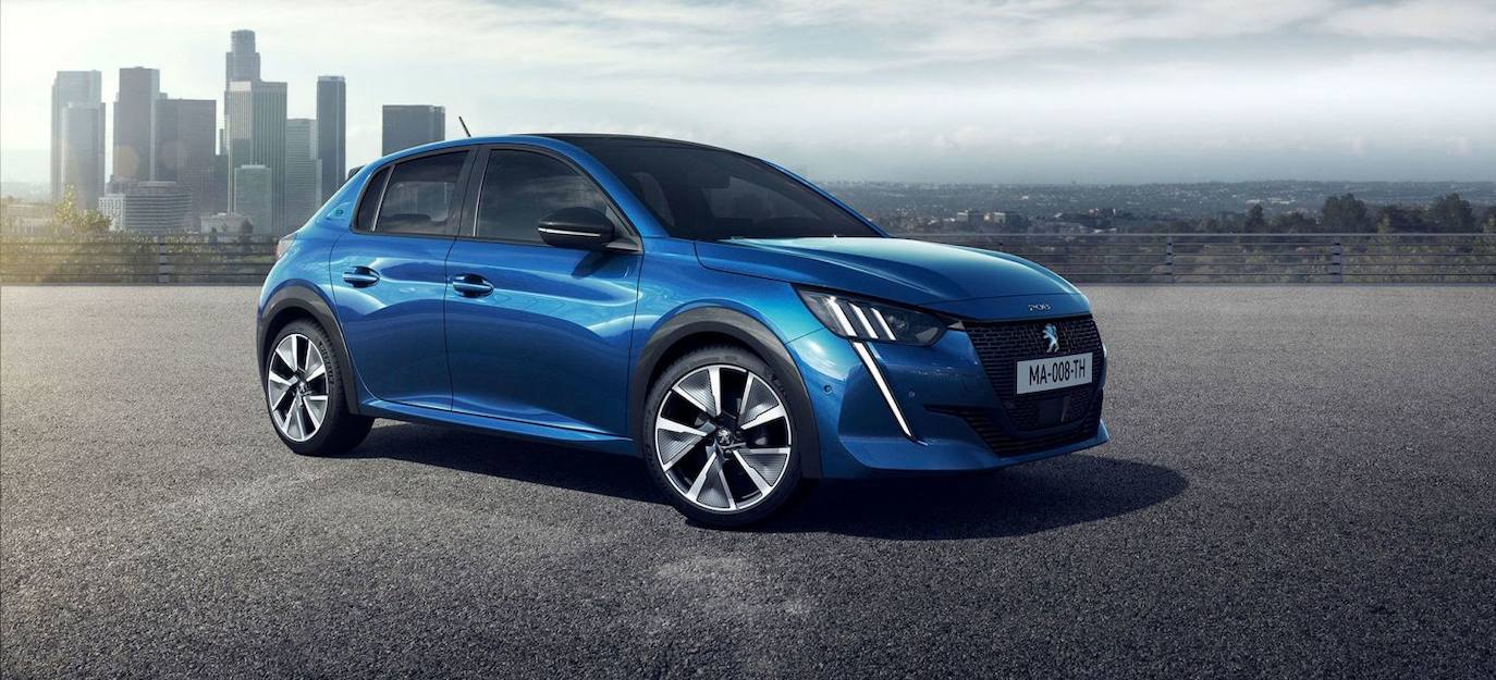 Peugeot e-208: Guarda gran parecido con el Opel Corsa-2, con el que comparte plataforma y mecánica. Ambos son técnicamente similares, por lo que la decisión entre un modelo u otro se basará por el precio y la estética (este ronda los 29.800 euros). Tiene una autonomía de 340 km por recarga. 