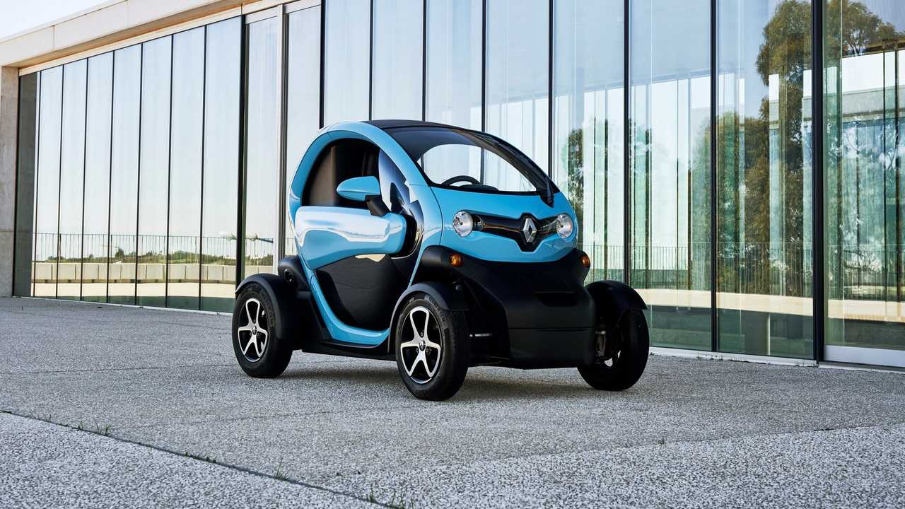 Renault Twizy: Este modelo es totalmente eléctrico y se puede adquirir por 7.999 euros. Está pensado para realizar trayectos urbanos. No se trata exactamente de un coche, sino de un cuadriciclo eléctrico biplaza en el que el conductor se sienta delante y el pasajero va detrás en un asiento más bien pequeño. En principio no tiene puertas y puede conducirse con carné de moto pequeña. Lo mejor de este modelo es su tamaño, su facilidad para aparcar y su estética. Su autonomía es mejorable; además, no tiene puertas.