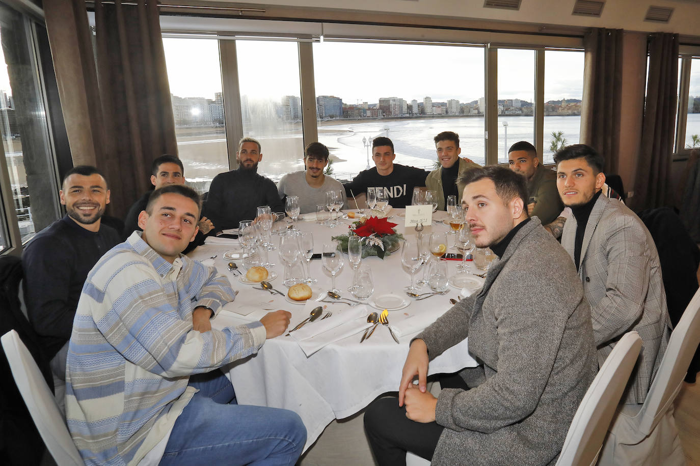 Los jugadores y las jugadoras del Sporting han compartido con la directiva la tradicional comida de Navidad en un hotel de Gijón.